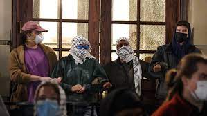 Columbia Students Take Over Hamilton Hall as Deadline to Disperse Passes